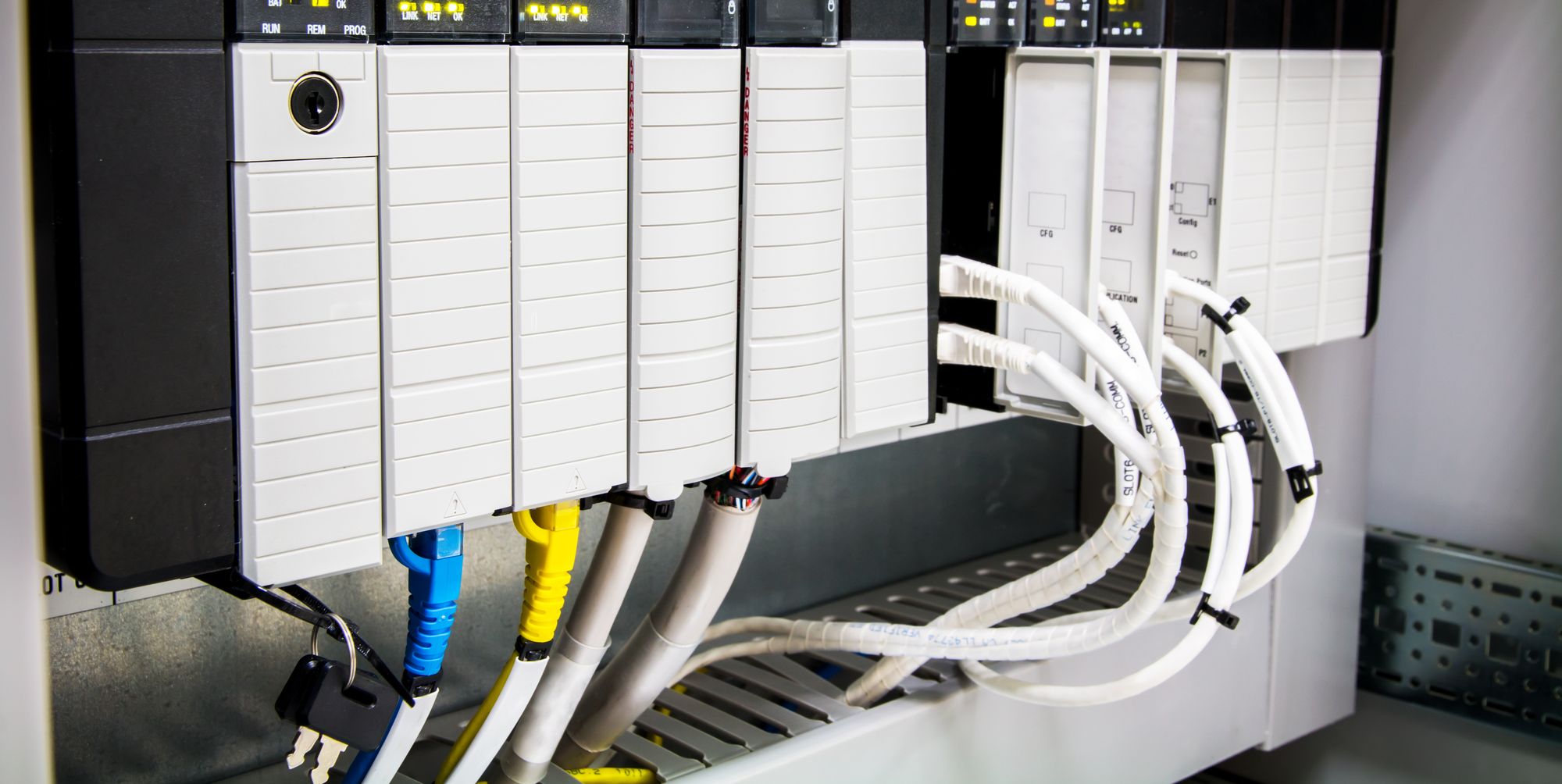 Automates programmables et câblage réseau dans une armoire électrique