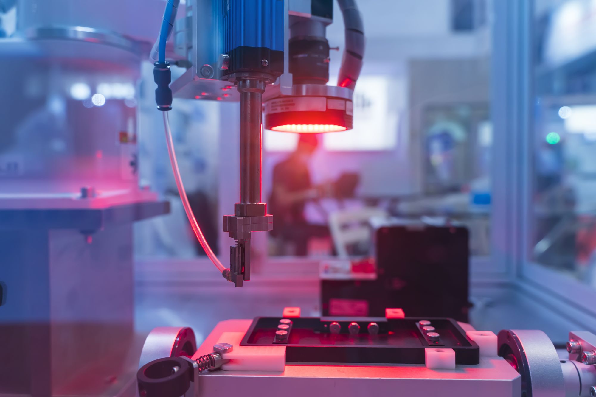 Caméra de vision industrielle avec éclairage annulaire inspectant une pièce